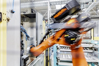 KUKA-Industrieroboter in Bewegung