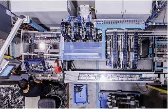 Techniker an einer Automatisierungsanlage