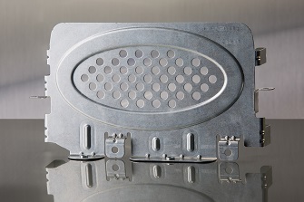 Aluminium-Blechgehäuse mit Lochgitter und Steckverbinder